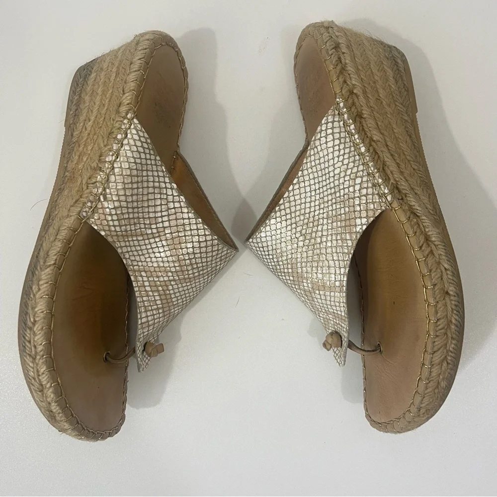 Andre Assous Annette Demi Wedge Metallic Snake Print Thing Sandal Size 40/Size 9